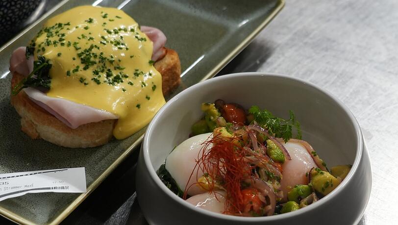 Eggs Ben und drei Onsen Eier mit Avocado: Die Eier werden nach einer speziellen japanischen Garmethode zubereitet. Eggs Ben und drei Onsen Eier mit Avocado: Die Eier werden nach einer speziellen japanischen Garmethode zubereitet.