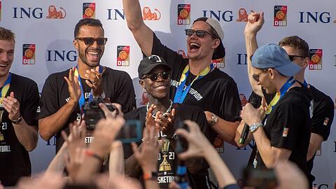 Die deutschen Basketball-Weltmeister 2023 um Dennis Schröder.