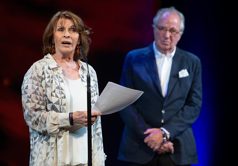Senta Berger und Friedrich von Thun (hier ein Foto aus dem Jahr 2021) stehen mit ihrer Lesungsreihe &bdquo;Loriot: Szenen einer Ehe&ldquo; hoffentlich bald gemeinsam auf der B&uuml;hne.