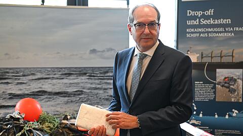 Bundesinnenminister Alexander Dobrindt (CSU) zeigte bei einer Pressekonferenz im Bundeskriminalamt im Herbst Kokainpakete. Sie wurden vor der Insel Borkum ins Wasser geworfen. (Archivbild)