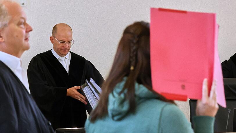 Der Vorsitzende Richter Schütt hat immer wieder Zweifel an den Aussagen der Angeklagten im Mordfall Fabian Der Vorsitzende Richter Schütt hat immer wieder Zweifel an den Aussagen der Angeklagten im Mordfall Fabian