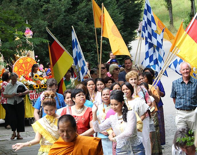 Bayerische Fahnen und buddhistische Mönche: Das Khao Pansa-Fest brachte asiatisches Flair in den Westpark.