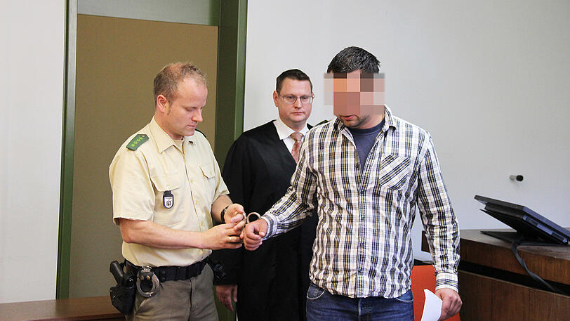 Tötete im Wahn einen Mann und verletzte drei weitere schwer: Paul H. (28) wird zur Anklagebank geführt. Im Hintergrund steht sein Anwalt Florian Alte.
