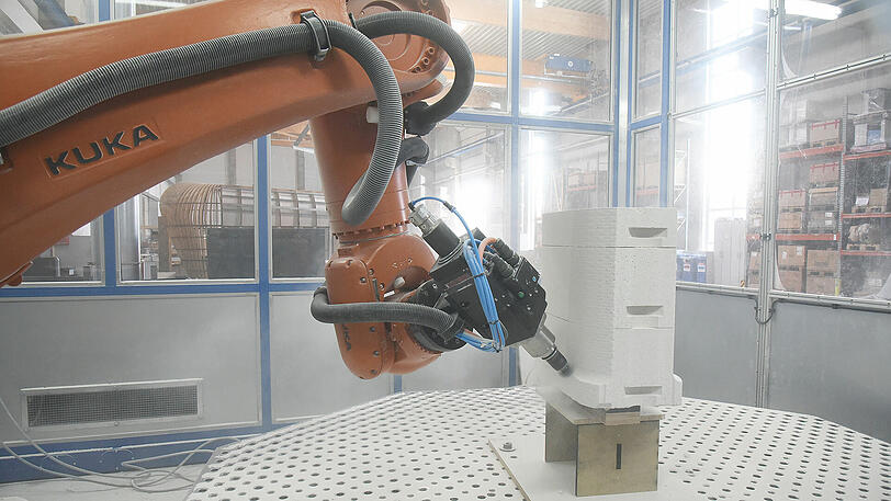 Eine für alle: In Niederbayern werden mit einer computergesteuerten Fräse alle Bauteile des aktuellen Projektes passgenau gefertigt.