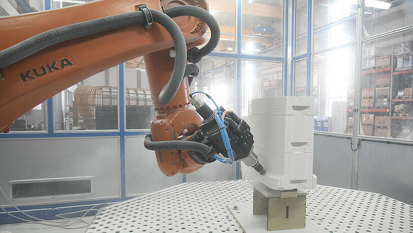 Eine für alle: In Niederbayern werden mit einer computergesteuerten Fräse alle Bauteile des aktuellen Projektes passgenau gefertigt. Eine für alle: In Niederbayern werden mit einer computergesteuerten Fräse alle Bauteile des aktuellen Projektes passgenau gefertigt.
