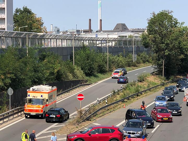 Der Pkw wurde komplett zerstört, sowohl die Fahrerin als auch der Fahrer erlitten schwere Verletzungen. Auch viele Insassen im Bus wurden verletzt. Die Bilder vom Unfallort auf der A73 bei Nürnberg.