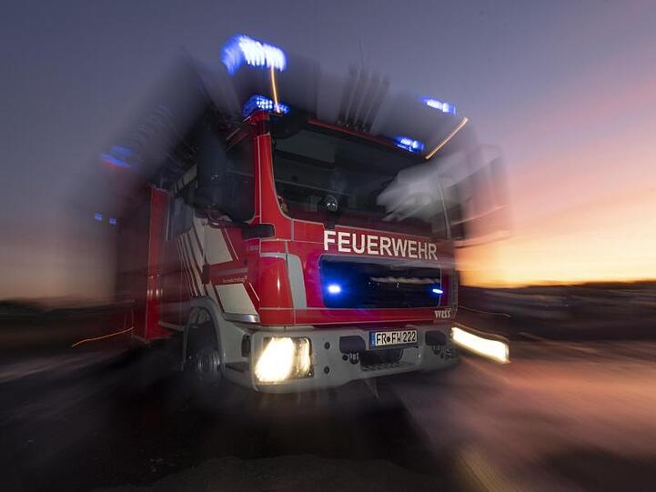 Ein Feuerwehrfahrzeug mit eingeschaltetem Blaulicht. Foto: Patrick Seeger/dpa/Archivbild