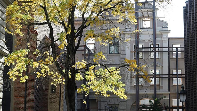 Die alte Staatsbank samt Nebengebäuden wird umgebaut zum Edelhotel.