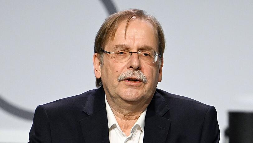 Rainer Koch, DFB-Vizepräsident, spricht vor dem DFB Bundestag.