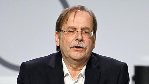 Rainer Koch, DFB-Vizepräsident, spricht vor dem DFB Bundestag.