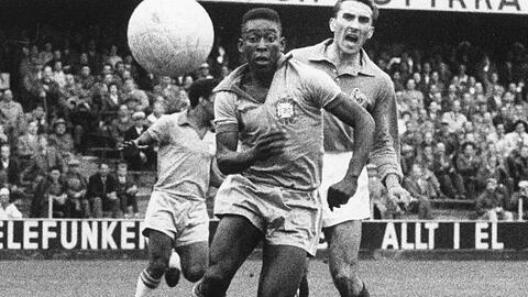 Der junge brasilianische Stürmer Pele (vorne) jagt dem Ball nach.