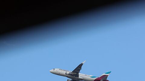 Ein Airbus von Eurowings konnte wegen eines Unwetters nicht auf Ibiza landen (Archivbild).