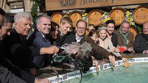OB Reiter, Kämmerer Frey, die Bürgermeister Dietl und Krause und CSUler Pretzl (von links) hoffen, dass der Aberglaube den Finanzen hilft.