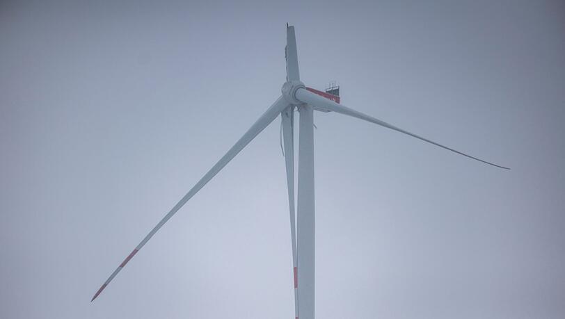 Der Flügel eines Windrads ist abgeknickt, weshalb eine angrenzende Autobahn gesperrt werden musste. Der Flügel eines Windrads ist abgeknickt, weshalb eine angrenzende Autobahn gesperrt werden musste.