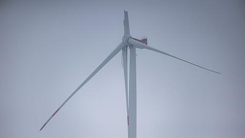 Der Fl&uuml;gel eines Windrads ist abgeknickt, weshalb eine angrenzende Autobahn gesperrt werden musste.