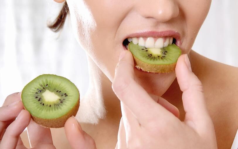 Dass man bei &Auml;pfeln die Schale mitessen kann, ist ein alter Hut. Dass sie aber mit Quercetin einen sekund&auml;ren Pflanzenstoff enthalten, der als einer der st&auml;rksten Antioxidantien &uuml;berhaupt gilt, wissen nur die wenigsten. Genauso unbekannt ist vielen, dass man nicht nur bei &Auml;pfeln, sondern auch bei vielen anderen Obst- und Gem&uuml;sesorten die &auml;u&szlig;erst gesunde Schale mitessen kann ...