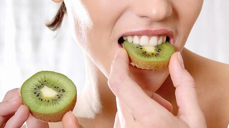 Dass man bei &Auml;pfeln die Schale mitessen kann, ist ein alter Hut. Dass sie aber mit Quercetin einen sekund&auml;ren Pflanzenstoff enthalten, der als einer der st&auml;rksten Antioxidantien &uuml;berhaupt gilt, wissen nur die wenigsten. Genauso unbekannt ist vielen, dass man nicht nur bei &Auml;pfeln, sondern auch bei vielen anderen Obst- und Gem&uuml;sesorten die &auml;u&szlig;erst gesunde Schale mitessen kann ...