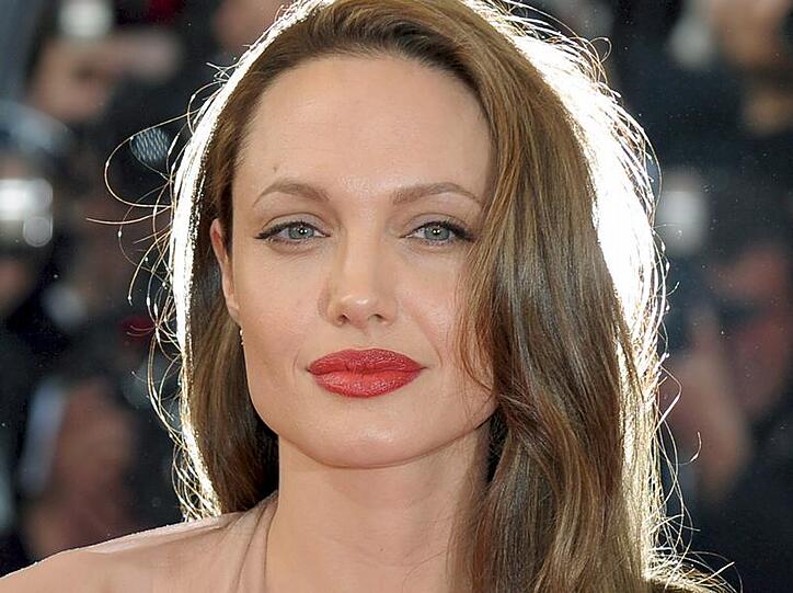 Angelina Jolie gefällt es gar nicht, dass Brad Pitts Mutter sich noch gut mit Jennifer Aniston versteht