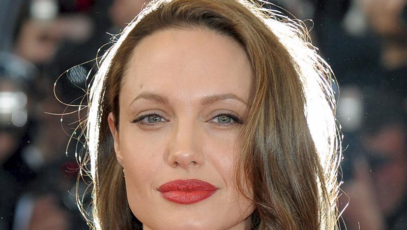 Angelina Jolie gefällt es gar nicht, dass Brad Pitts Mutter sich noch gut mit Jennifer Aniston versteht Angelina Jolie gefällt es gar nicht, dass Brad Pitts Mutter sich noch gut mit Jennifer Aniston versteht