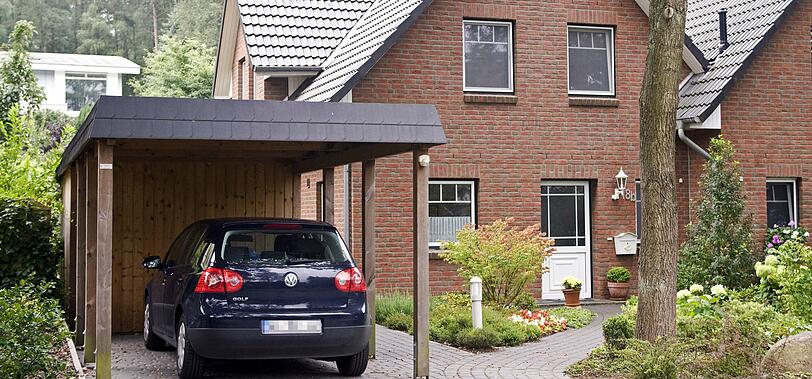 Wer einen Carport auf seinem Grundstück errichten will, sollte sich vorher beim Bauamt über die jeweilige Regelung informieren.