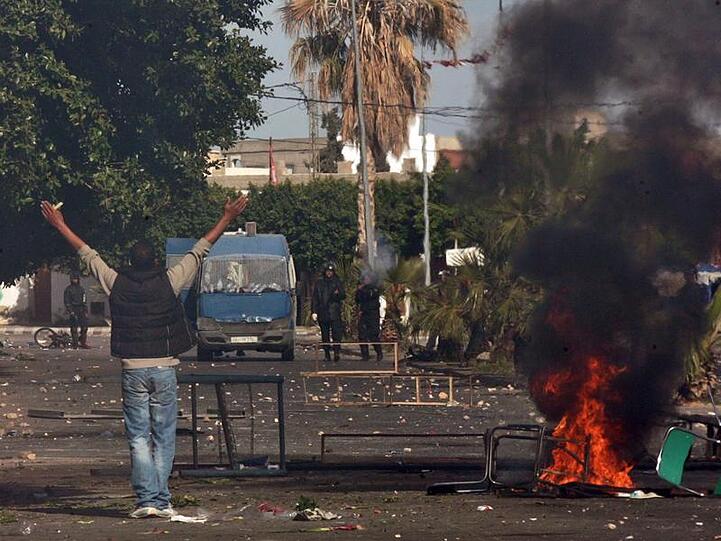 Brennende Barrikaden in einem Vorort von Tunis