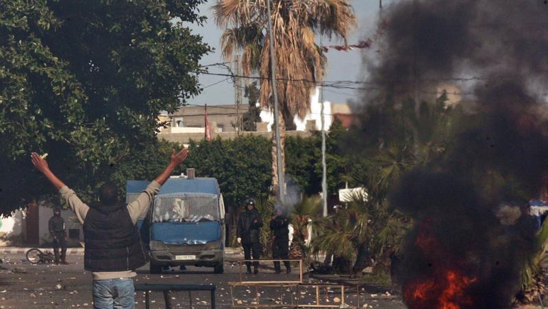 Brennende Barrikaden in einem Vorort von Tunis Brennende Barrikaden in einem Vorort von Tunis