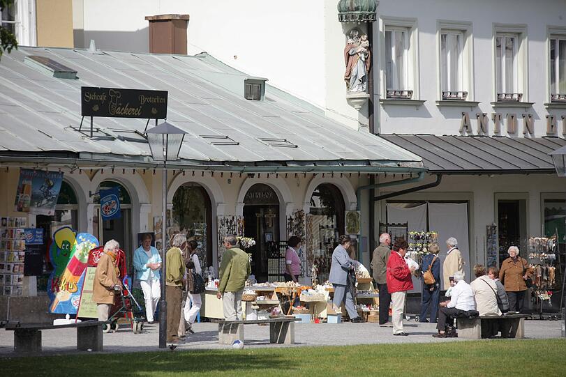 Viel los: Pilger vor einem Andenkenladen in Altötting.
