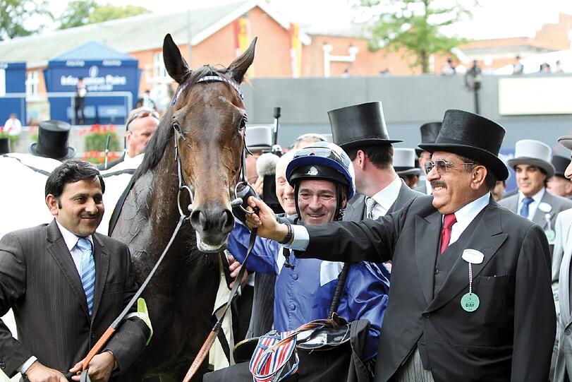 Siegerpferd Ghanaati mit Erfolgsjockey Richard Hills und Besitzer Scheich Hamdan bin Rashid al Maktoum (r.) nach dem Triumph in Ascot.