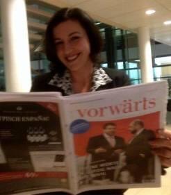CSU-Vize-Generalsekretärin liest die SPD-Zeitung "Vorwärts". Recht so, schön einlesen in die Argumente des neuen Koalitionspartners. Das Foto geschossen hat Finanz-Staatssekretär Hartmut Koschyk (CSU).