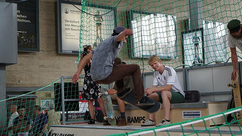 In der Schalterhalle des Münchner Bahnhofs dreht sich vom 21. Juni bis 4. Juli alles rund um das Thema Skateboarding.