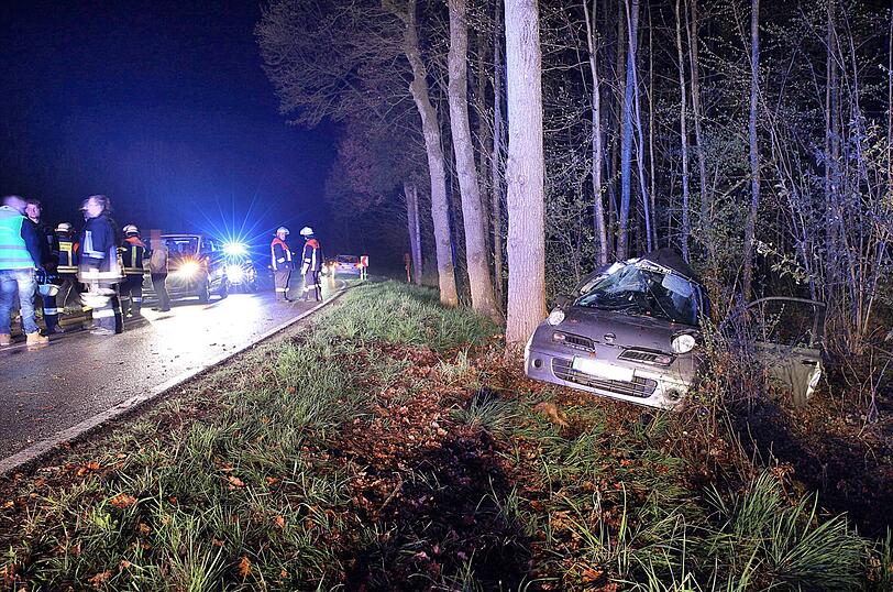 Am Montagabend verlor ein Fahranfänger im Landkreis Traunstein die Kontrolle über sein Auto und wurde gegen einen Baum geschleudert.