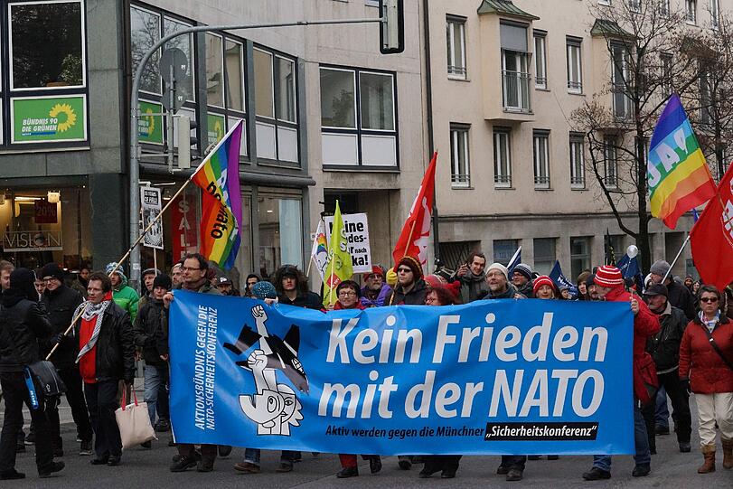 Rund 2500 Demonstranten protestieren gegen die Münchner Sicherheitskonferenz.