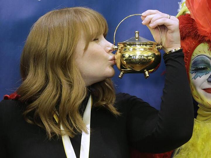 Schauspielerin Bryce Dallas Howard (l) küsst den "Hasty Pudding"-Preis, der ihr als "Frau des Jahres" von der Theatergruppe der Harvard-Universität verliehen wurde.