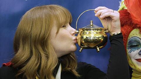 Schauspielerin Bryce Dallas Howard (l) küsst den "Hasty Pudding"-Preis, der ihr als "Frau des Jahres" von der Theatergruppe der Harvard-Universität verliehen wurde.