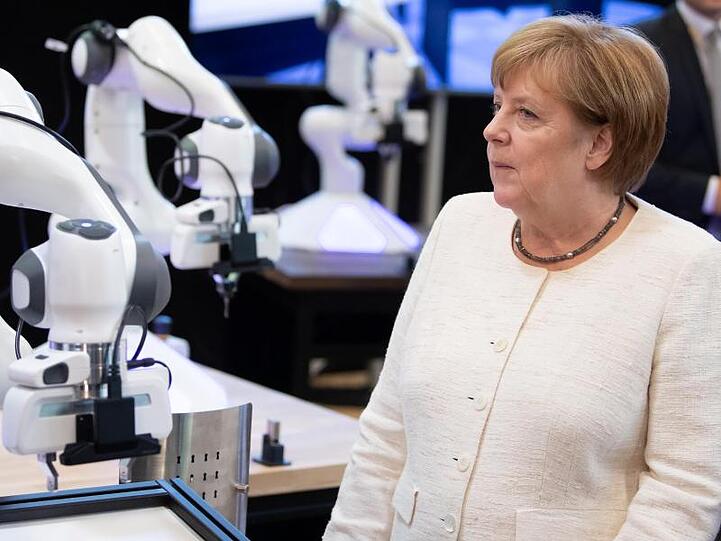 Bundeskanzlerin Angela Merkel (CDU) bei einem Rundgang durch die Robotikschule der Technischen Universität München. Foto: Sven Hoppe