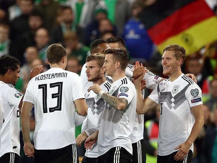 Die deutschen Spieler feiern den Treffer zum 1:0 gegen Irland durch Marcel Halstenberg (r).