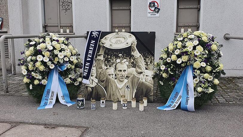 Kränze und Kerzen vor dem Grünwalder Stadion.