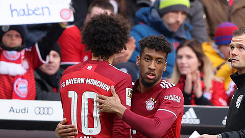 Einer geht, einer kommt: Gegen den FC Augsburg wird Leroy Sané (l.) nach einem uninspirierten Auftritt in der 65. Minute ausgewechselt - für ihn kommt Kingsley Coman, der es deutlich besser macht.