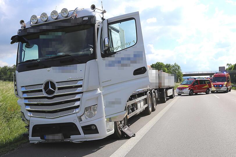 Der Lastwagen kollidierte am Samstag Morgen mit einem Wohnmobil, das auf dem Pannenstreifen stand.