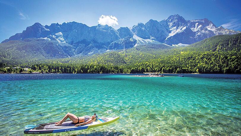Einer der schönsten Seen in Bayern ist zweifelsfrei der Eibsee. Ein Bild aus dem Buch "SUP-Guide: Bayerisches Voralpenland" von Anja & Andy Klotz.