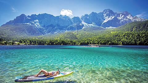 Einer der schönsten Seen in Bayern ist zweifelsfrei der Eibsee. Ein Bild aus dem Buch "SUP-Guide: Bayerisches Voralpenland" von Anja & Andy Klotz.