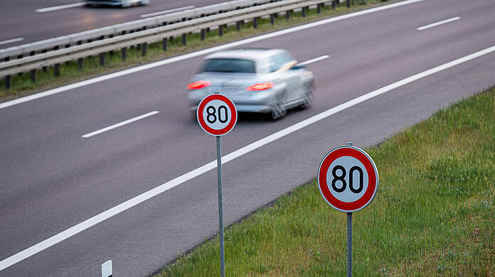 Tempo 80 war vorgeschrieben, doch die Autofahrerin war mit 180 km/h in der Baustelle unterwegs. (Symbolbild)