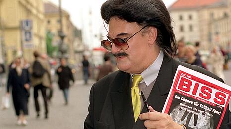 Modezar Rudolph Moshammer hatte einst selbst die Straßenzeitung "Biss" verkauft. Nun kommt der "Biss"-Initiative zum Teil das Vermögen von Moshammers Obdachlosen-Hilfsverein zu Gute. (Archivbild)