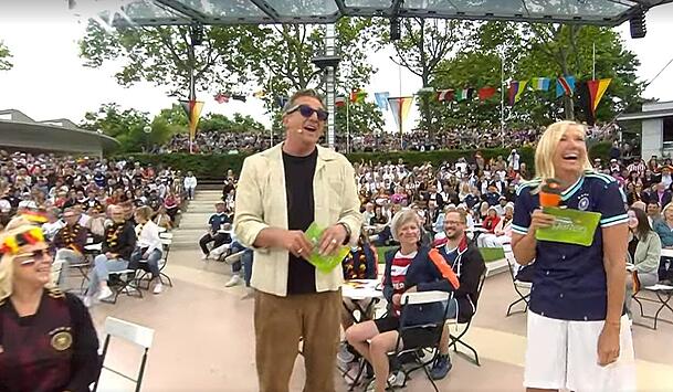 Hans Sigl und Andrea Kiewel lachen über die Buhrufe des "Fernsehgarten"-Publikums. Hans Sigl und Andrea Kiewel lachen über die Buhrufe des "Fernsehgarten"-Publikums.