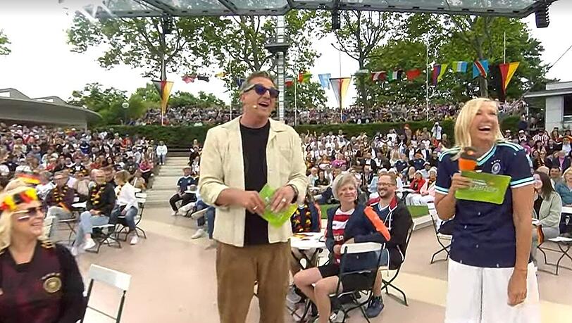 Hans Sigl und Andrea Kiewel lachen über die Buhrufe des "Fernsehgarten"-Publikums. Hans Sigl und Andrea Kiewel lachen über die Buhrufe des "Fernsehgarten"-Publikums.