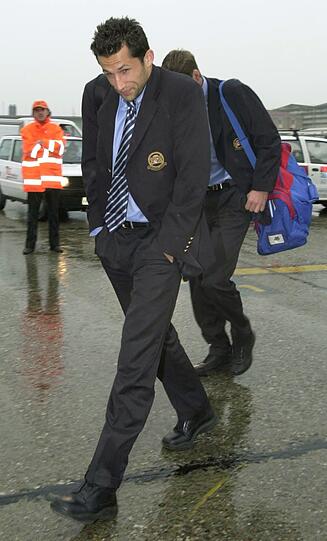 Beginn einer besonderen Dienstreise: Der FC Bayern landet auf dem Flughafen in Mailand. Hier im Bild: Hasan Salihamidzic und Michael Tarnat (verdeckt).