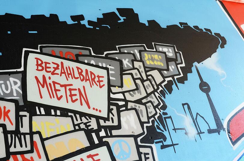 Bezahlbare Mieten - wie sie hier auf diesem Graffiti gefordert werden - würden auch den Mindestlohn-Arbeitern helfen.