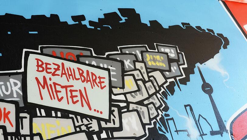 Bezahlbare Mieten - wie sie hier auf diesem Graffiti gefordert werden - würden auch den Mindestlohn-Arbeitern helfen. Bezahlbare Mieten - wie sie hier auf diesem Graffiti gefordert werden - würden auch den Mindestlohn-Arbeitern helfen.