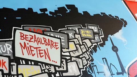 Bezahlbare Mieten - wie sie hier auf diesem Graffiti gefordert werden - würden auch den Mindestlohn-Arbeitern helfen.