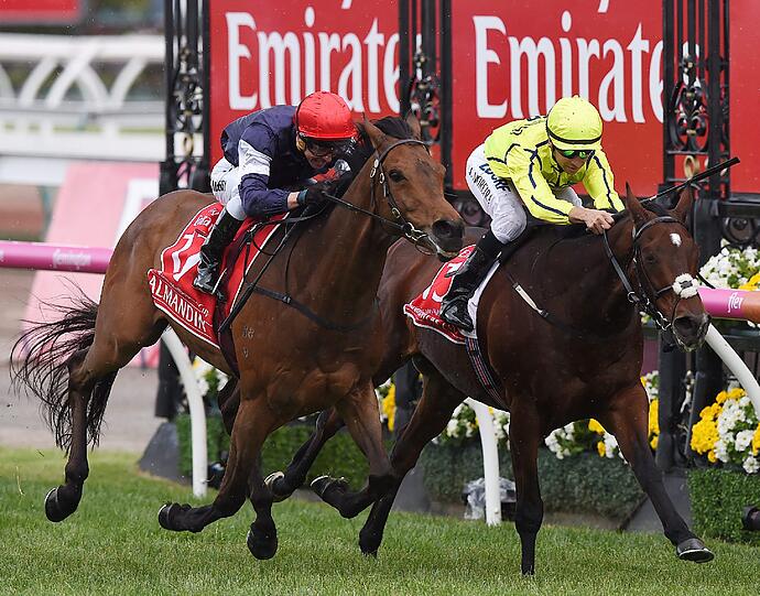 Der australische Jockey Kerrin McEvoy (r) galoppierte auf Almandin als erster über die Ziellinie.